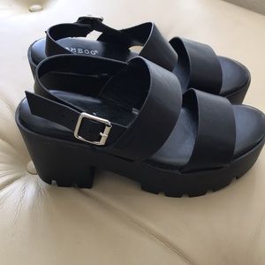 Women’s Bamboo sz 6 black chunky heeled open toe sandals w straps silver buckle